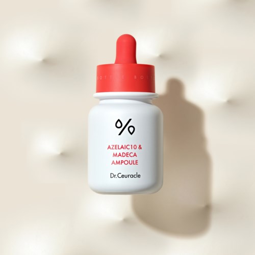 Biała butelka z czerwonym kapselkiem i pipetą, oznaczona 'Azelaic Acid & Madeca Ampoule' od Dr. Ceuracle.