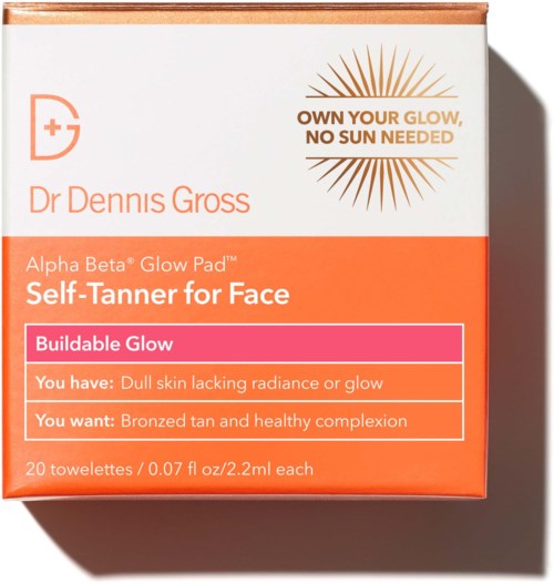 Förpackning med self-tanner ansiktspads, orange och vit förpackning, nämner byggbar lyster och hälsosam hy.