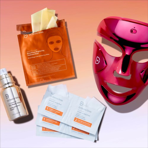 Produkty do pielęgnacji skóry obejmują maskę, serum i maseczki w płacie, wraz z różowym urządzeniem w kształcie maski. Jasne tło.