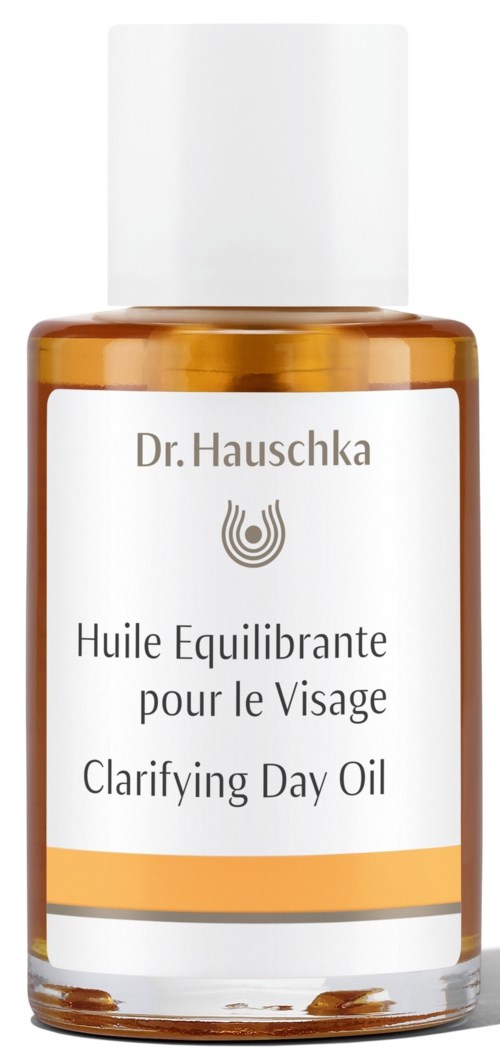 En liten brun flaske med hvithette, merket "Clarifying Day Oil" for ansiktet, av Dr. Hauschka.