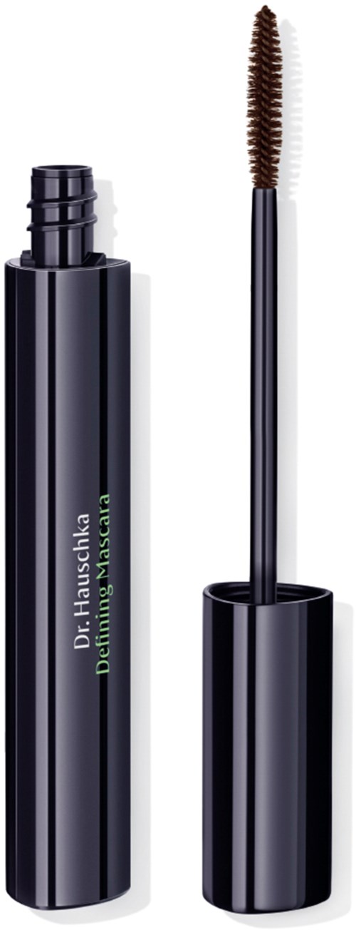 En svart mascara-flaska med en borste inuti, märkt 'Dr. Hauschka,' och borsten har brunt mascara på sig.