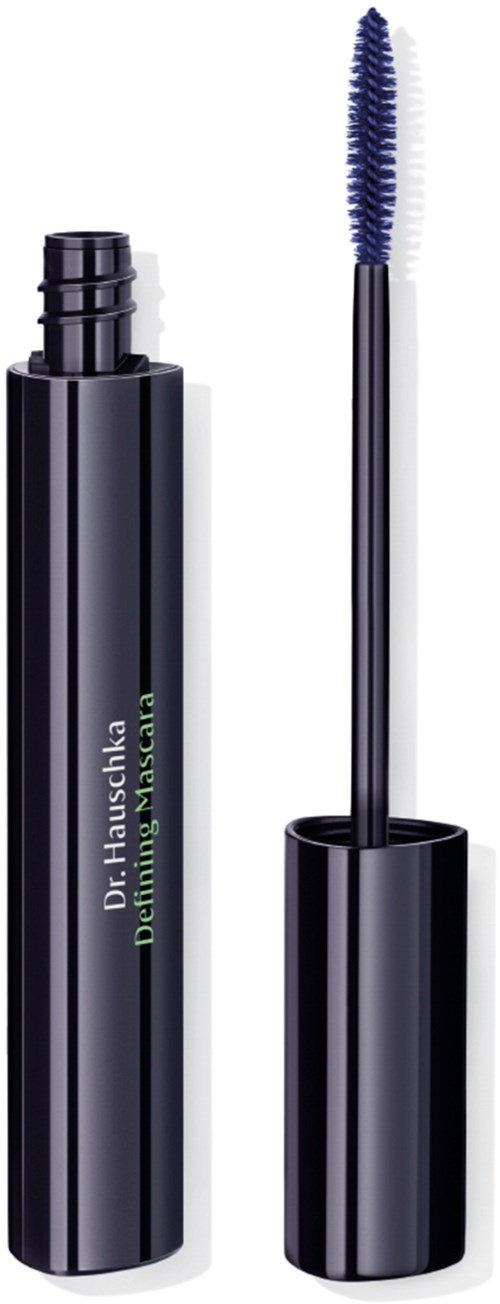 En svart mascara-rör med en borste inuti, märkt Dr. Hauschka. Borsten står upprätt bredvid röret.