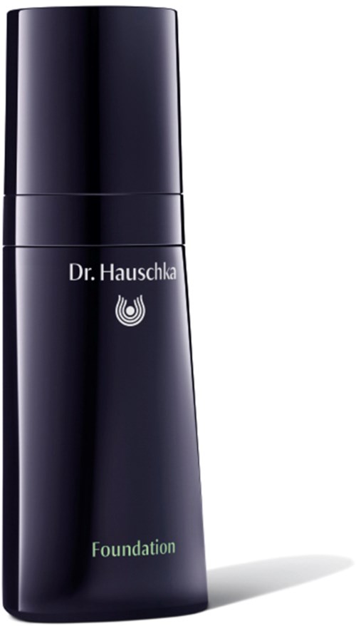 En mörk flaska märkt 'Dr. Hauschka Foundation' med enkel design och en logga, står upprätt.