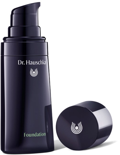 Mörk flaska med pump och lock. Märket står Dr. Hauschka, och det är foundation.