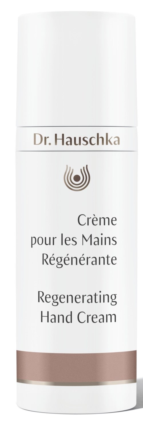 En hvit flaske merket 'Dr. Hauschka' med tekst på fransk og engelsk, indikerer at det er en håndkrem for regenerering.