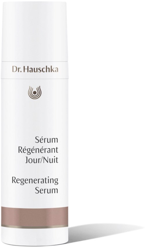 En vit flaska med etiketten 'Dr. Hauschka' innehåller regenererande serum för dag och nattbruk.