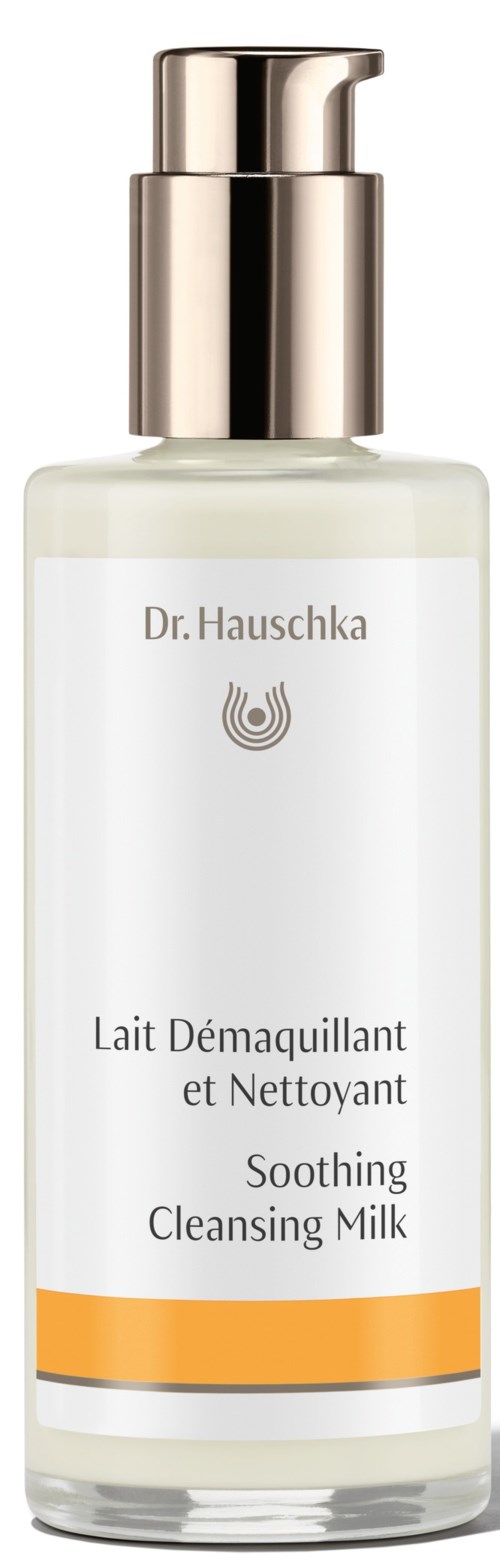 En lang, hvit flaske med gullpump, merket Dr. Hauschka Beroligende Rensende Melk.