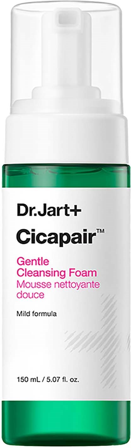 En klar flaska med Dr. Jart+ Cicapair mild rengöringsskum med gröna detaljer och vit etikett.