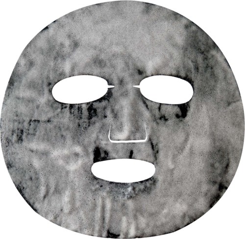 Een grijze gezichtsmasker met uitsparingen voor ogen, neus en mond. Het dekt het gezicht gelijkmatig.