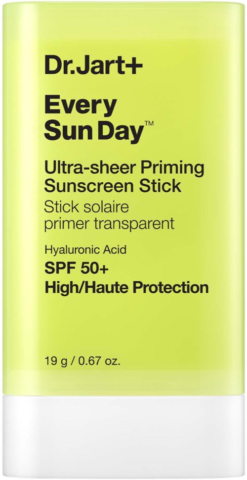 En grön, cylindrisk solskyddsstickbehållare med svart och gult text som beskriver SPF 50+ skydd och hudvård.