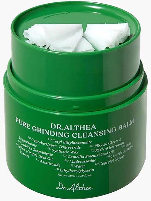 En grön behållare med Dr. Althea rengöringsbalm och vätskeutdrag inuti. Etiketten visar ingredienser och märkesnamn.