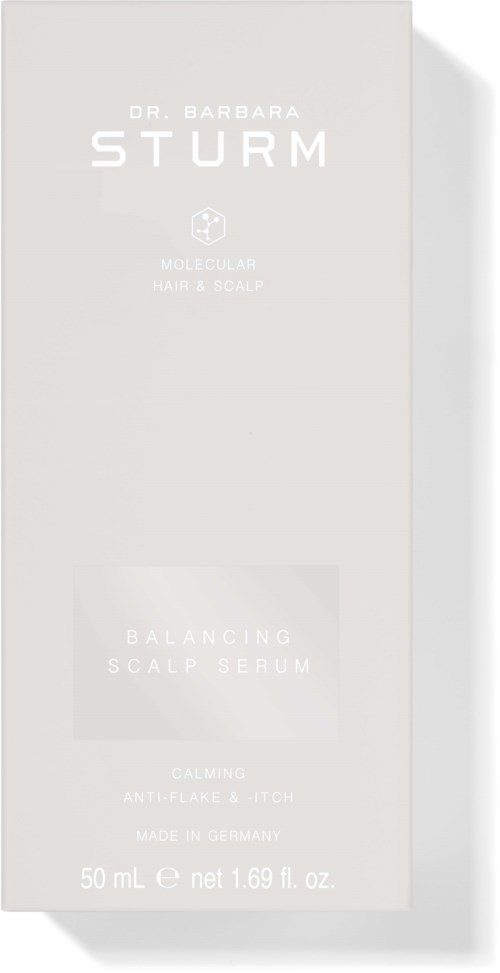 En minimalistisk hvit eske med lett gråtekst, som reklamerer et balanserende skal serum for hår og hodebunn, laget i Tyskland.