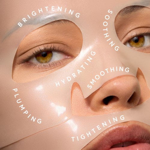 Close-up van een vrouwen gezicht met huidverzorgingslabels rond ogen, neus en lippen, benadrukt huidvoordelen.