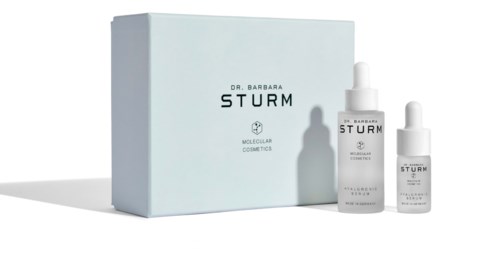 Pudełko i dwie małe butelki produktów do pielęgnacji skóry od Dr. Barbara Sturm Molecular Cosmetics.