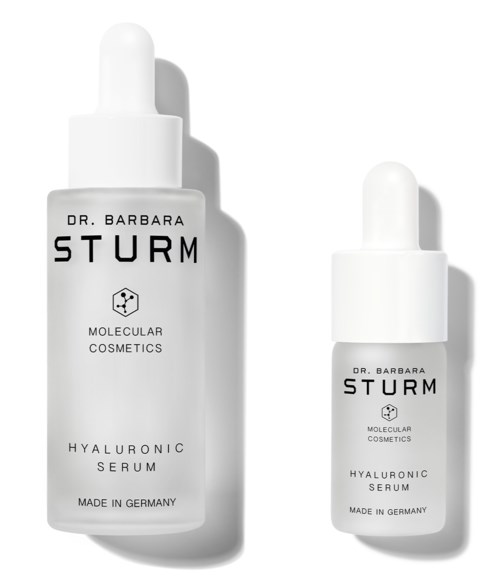 Kaksi Dr. Barbara Sturmin Hyaluronic Serum -pullokkaa, yksi suuri ja yksi pieni, ovat näkyvissä. Ne ovat valkoisia, joissa on musta teksti.