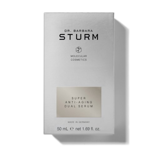 En vit förpackning med svart text som markerar en hudvårdsprodukt kallad Super Anti-Aging Dual Serum av Dr. Barbara Sturm.