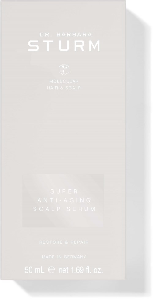 En vit box med text om en hårbottenserum för hår- och hårbottenvård, som påstår sig ha anti-aging fördelar, tillverkad i Tyskland.