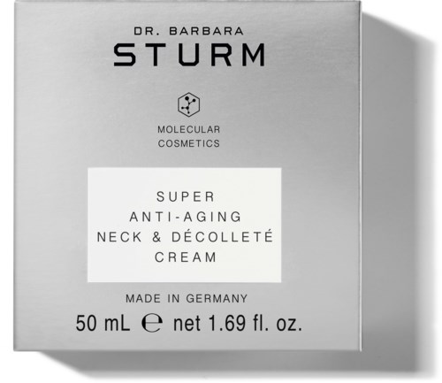 En förpackning märkt Dr. Barbara Sturm Super Anti-Aging Neck & Décolleté Cream, tillverkad i Tyskland, innehåller 50 ml kräm.