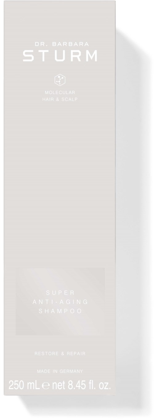 En lang, hvit flaske med sjampo merket 'Dr. Barbara Sturm' med svart tekst og enkel design.