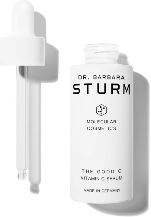 En hvit flaske med Vitamin C-serum fra Dr. Barbara Sturm med en pipette ved siden av.