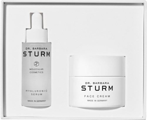 Zestaw do pielęgnacji skóry z serum z kwasem hialuronowym i kremem do twarzy od Dr. Barbara Sturm w białym pudełku.