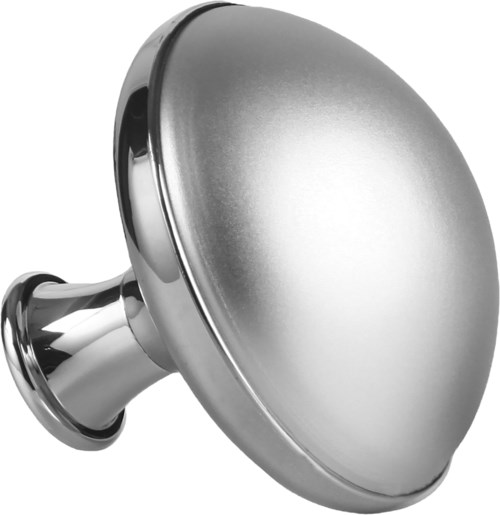 En blank, sølvfarget, rund overvåkningskamera-dome på en vegg.