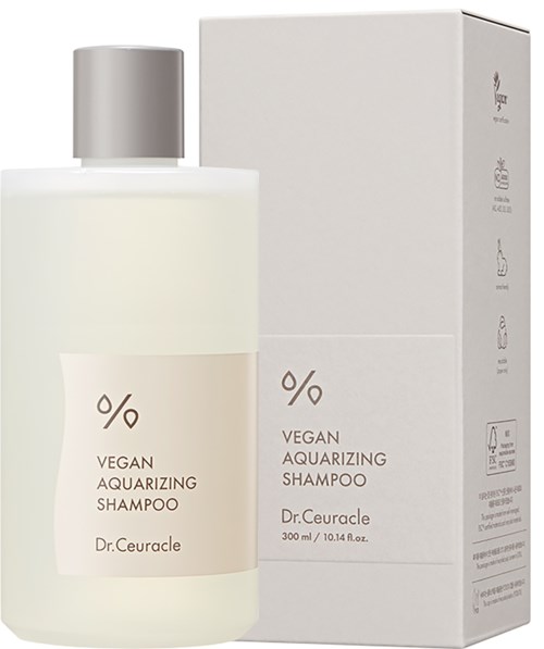 Vit flaska och förpackning med enkel text som visar namn och märke för en vegansk aquarizing schampo.