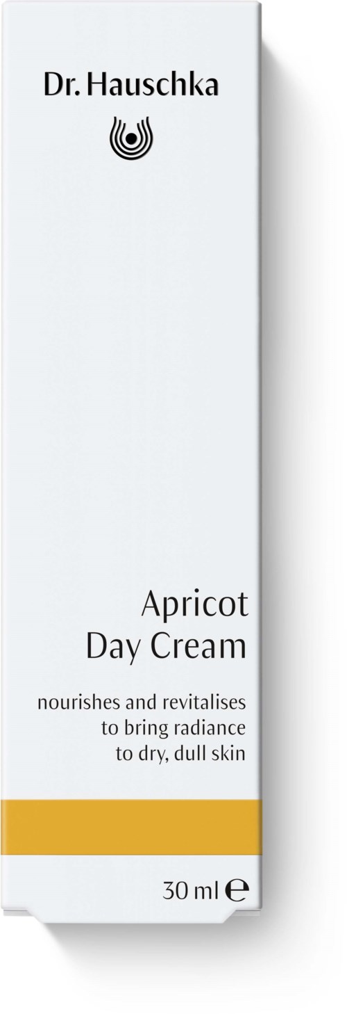 Pitkä valkoinen pakkaus mustalla tekstillä, jossa tuotteen nimi 'Apricot Day Cream' ja kuvaus, pieni logo.