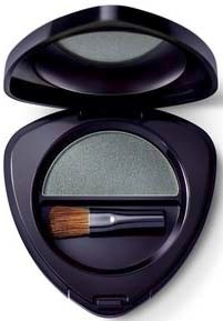 En kompakt sminkask med ögonskugga och en liten borste inuti, locket är öppet och visar makeuppåsen.