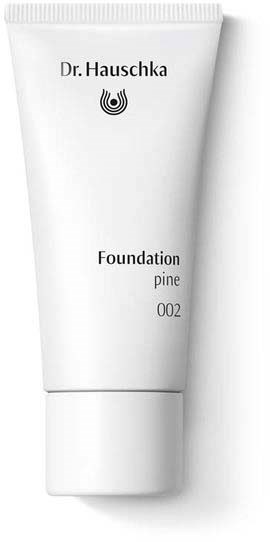 En vit tub märkt 'Foundation pine 002' av Dr. Hauschka. Det är en makeup- eller hudvårdsprodukt.