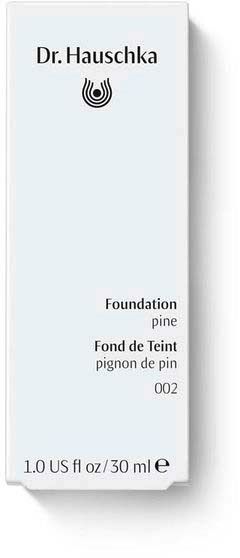 En box med Dr. Hauschka Foundation, granfärgad, 30 ml, 1 fl oz. Enkel vit förpackning med svart text.