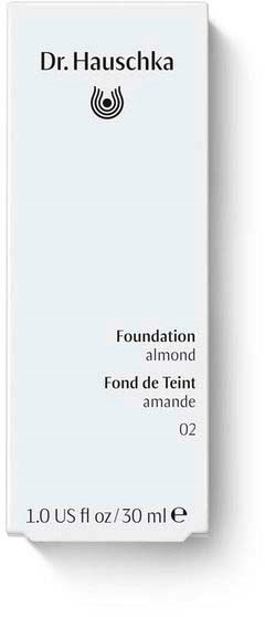 En vit förpackning med svart text och logga, som visar 'Dr. Hauschka Foundation almond' och volymdetaljer.