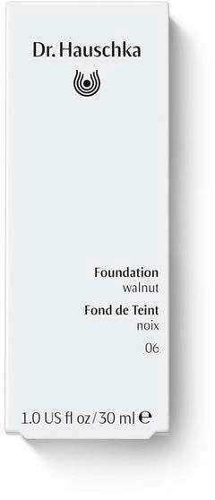 En vit förpackning med svart text som visar produktnamn, märke och detaljer om foundation och storlek.