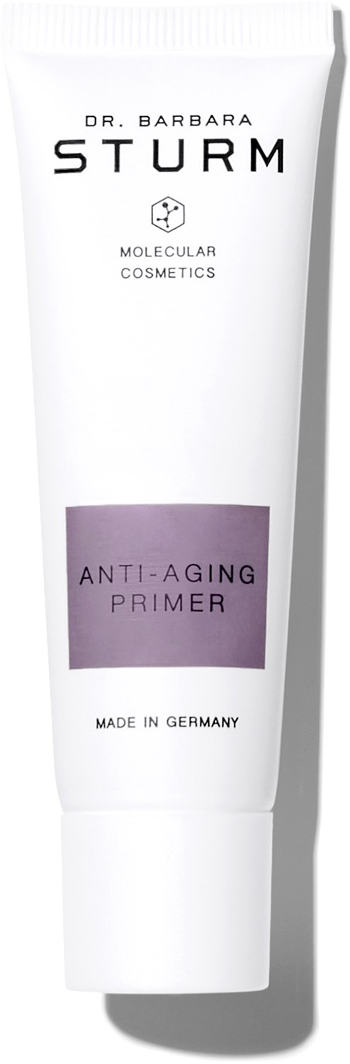 En vit tub märkt 'Anti-Aging Primer' av Dr. Barbara Sturm, tillverkad i Tyskland, med svart och lila text.