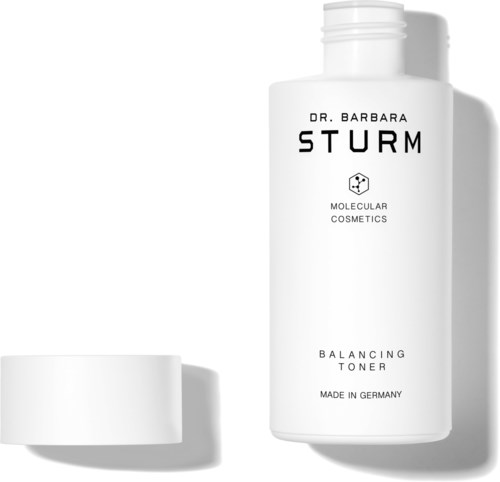 En vit flaska med lock, märkt 'Dr. Barbara Sturm' och 'Balancing Toner', i enkel design.
