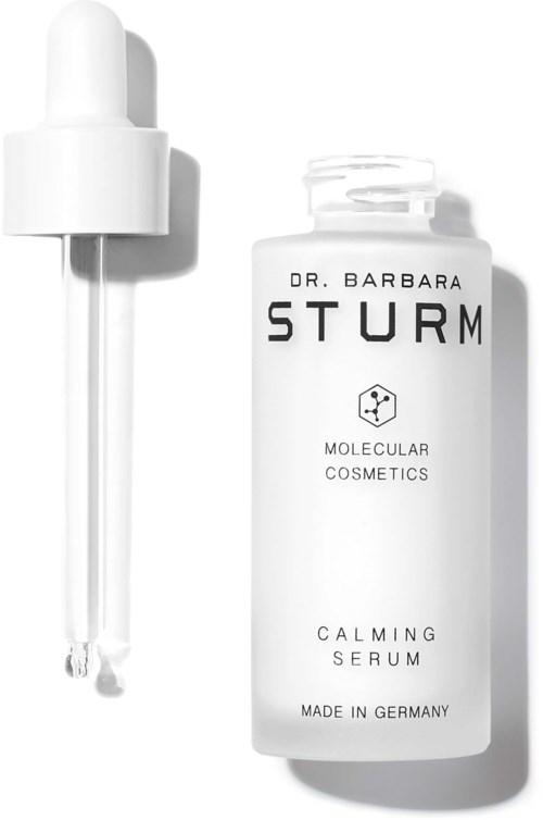 En vit flaska märkt 'Calming Serum' med en pipettlock, avsedd för hudvård, märkt 'Dr. Barbara Sturm.'