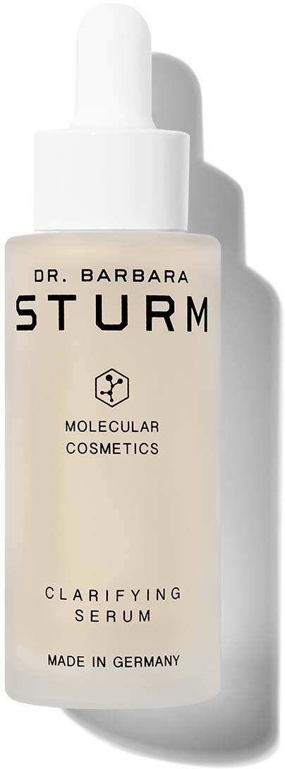 En vit pipettflaska märkt Dr. Barbara Sturm Clarifying Serum, tillverkad i Tyskland, med molekylär kosmetik tema.