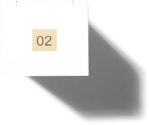 Ett vitt kort med en beige kvadrat och siffran 02 på. Skuggor kastas på en platt yta.