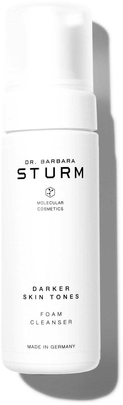 Een wit flesje met het label 'Darker Skin Tones Foam Cleanser' door Dr. Barbara Sturm. Gemaakt in Duitsland.