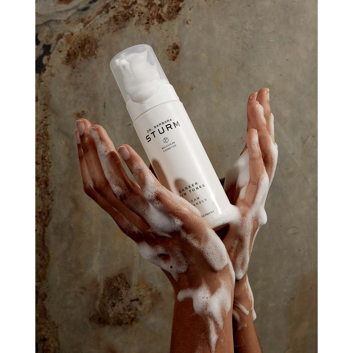 Dr. Barbara Sturm Darker Skin Tones Foam Cleanser 150ml - Pianka do my (obrázok 4)