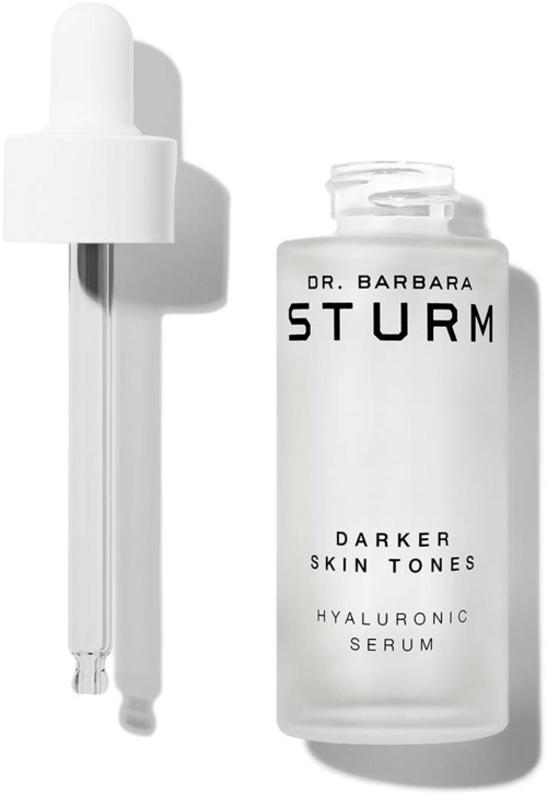 En vit flaska med hyaluronsyra. Texten säger att det är för mörkare hudtoner av Dr. Barbara Sturm.