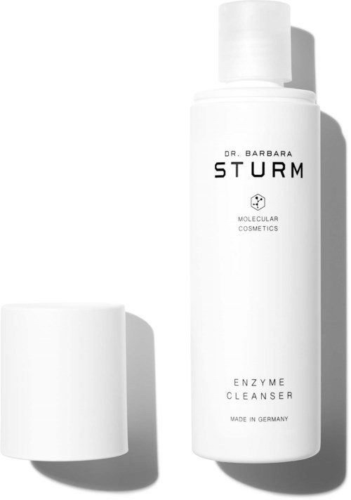 Biała butelka z napisem 'Dr. Barbara Sturm Enzyme Cleanser' i pokrywka obok niej.