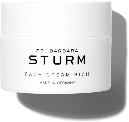 En vit burk med svart text: Dr. Barbara Sturm Face Cream Rich, tillverkad i Tyskland.