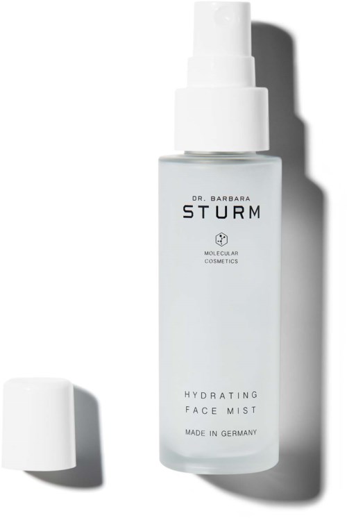 En genomskinlig flaska med sprayhuvud, märkt Dr. Barbara Sturm Hydrating Face Mist, tillverkad i Tyskland.