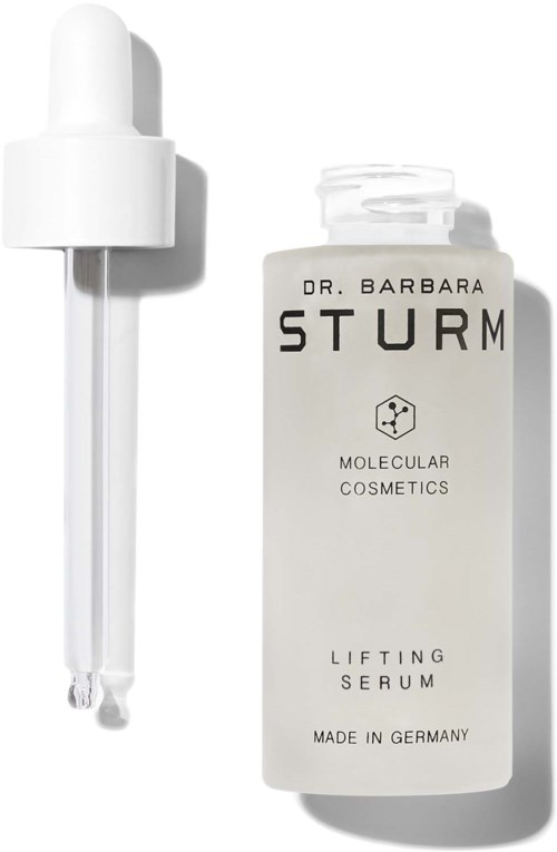 En vit flaska märkt 'Dr. Barbara Sturm, Molecular Cosmetics, Lifting Serum, Made in Germany' med en pipett bredvid.