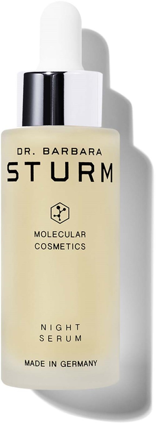 Biała butelka z czarnym i białym zakrętką zawierająca Dr. Barbara Sturm Night Serum, wyprodukowana w Niemczech.