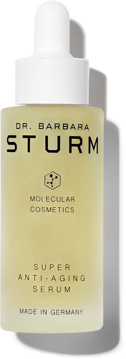 En liten flaska med en dropptopp. Etiketten säger Dr. Barbara Sturm, super anti-aging serum, tillverkat i Tyskland.