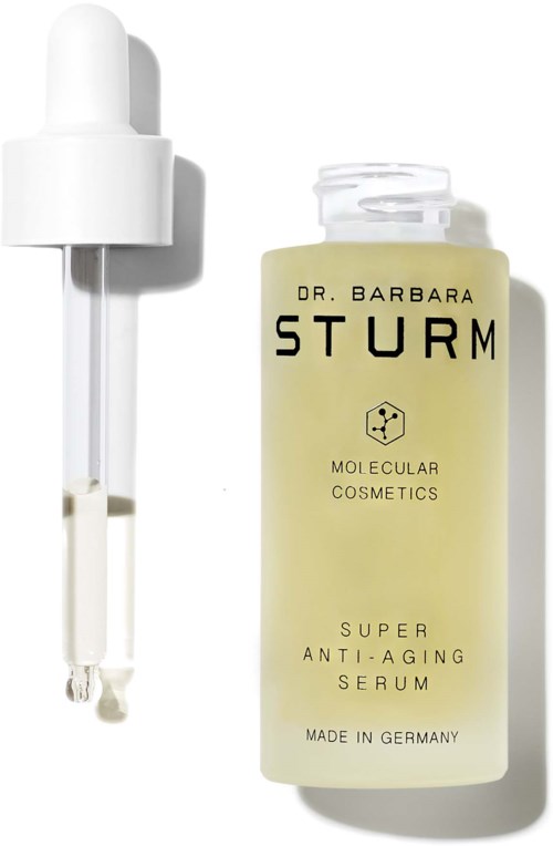 En flaska med serum och dropper, märkt 'Dr. Barbara Sturm, Super Anti-Aging Serum', tillverkad i Tyskland.