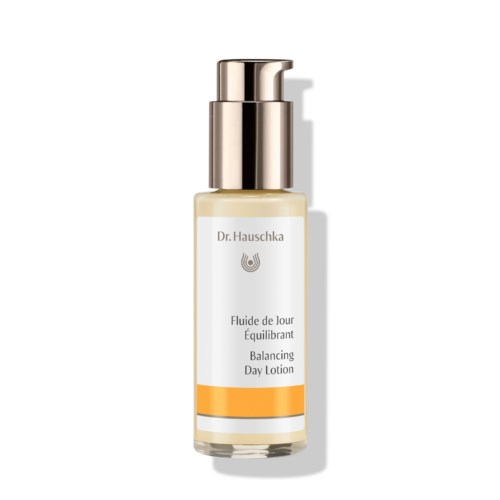 En liten flaske med pumpe, merket Dr. Hauschka Balancing Day Lotion, hvit og oransje design.