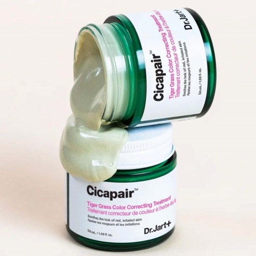 Två burkar med Cicapair-kräm visas, en är öppen och spilld kräm.